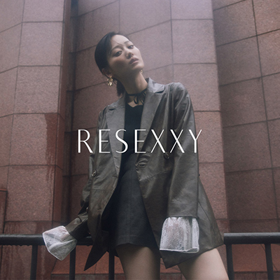 俳優・山下美月が纏う「RESEXXY(リゼクシー)」の“クールフェミニン”な秋ビジュアル公開